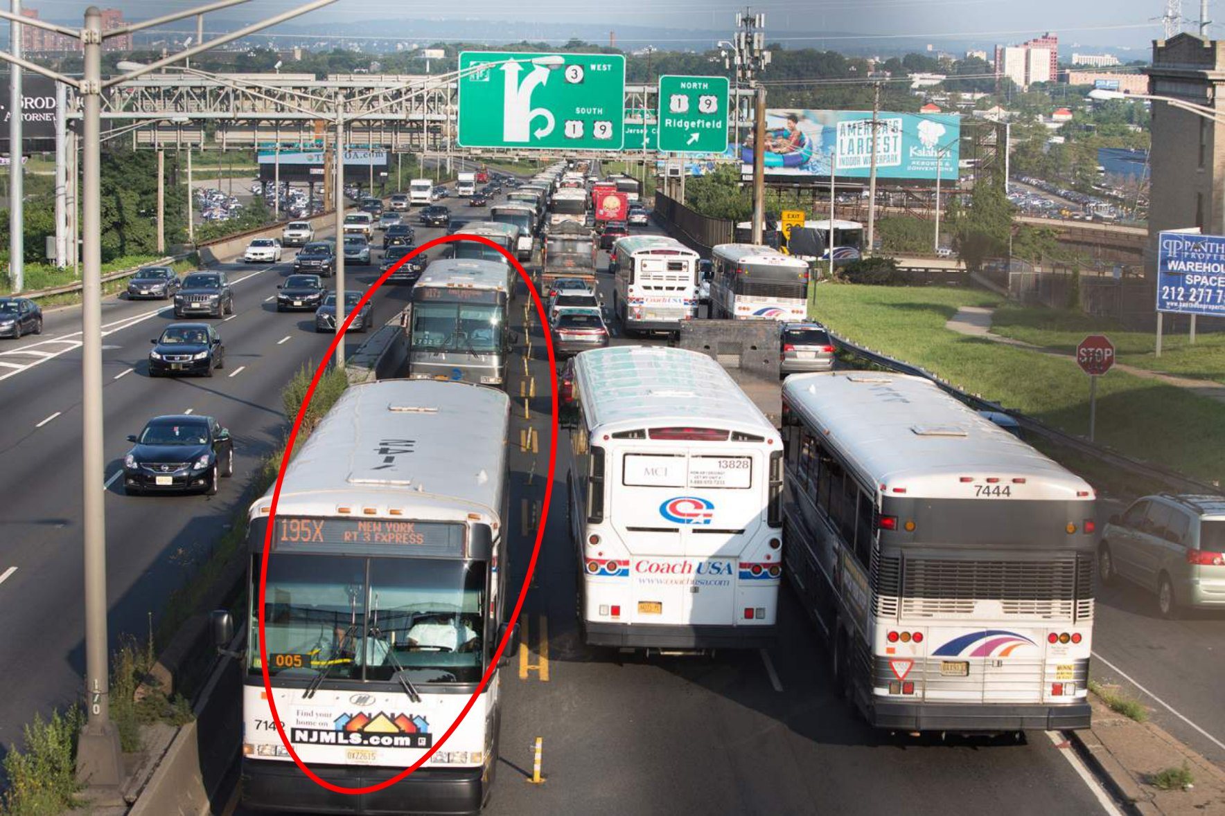 Autobuses circulando por el Carril Exclusivo para Autobuses a contraflujo en la Ruta 495, en sentido contrario al de los carriles contiguos de automóviles.